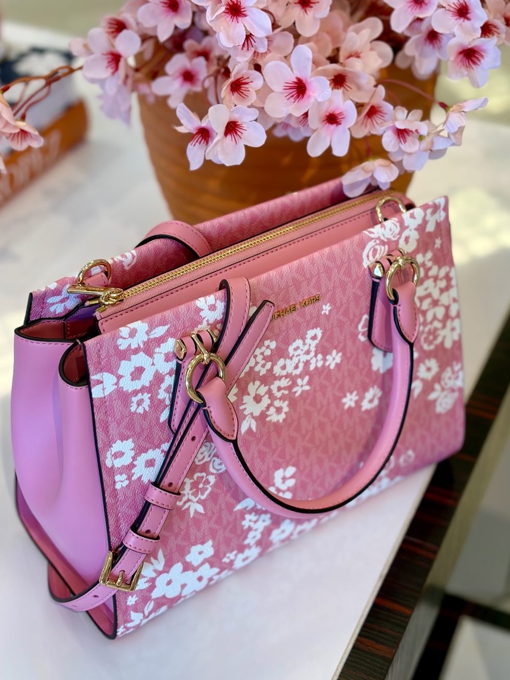 MICHAEL KORS Marilyn Medium Printed Signature Logo Satchel Crossbody
Carnation - Picture 15 of 16